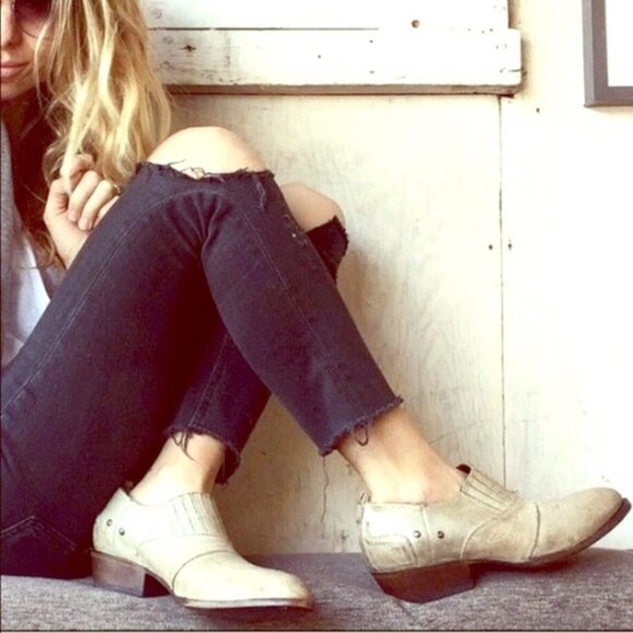 Matisse Shoes - Matisse Roscoe Distressed Leather Almond Toe Heeled Western Bootie Cream Sz 8.5